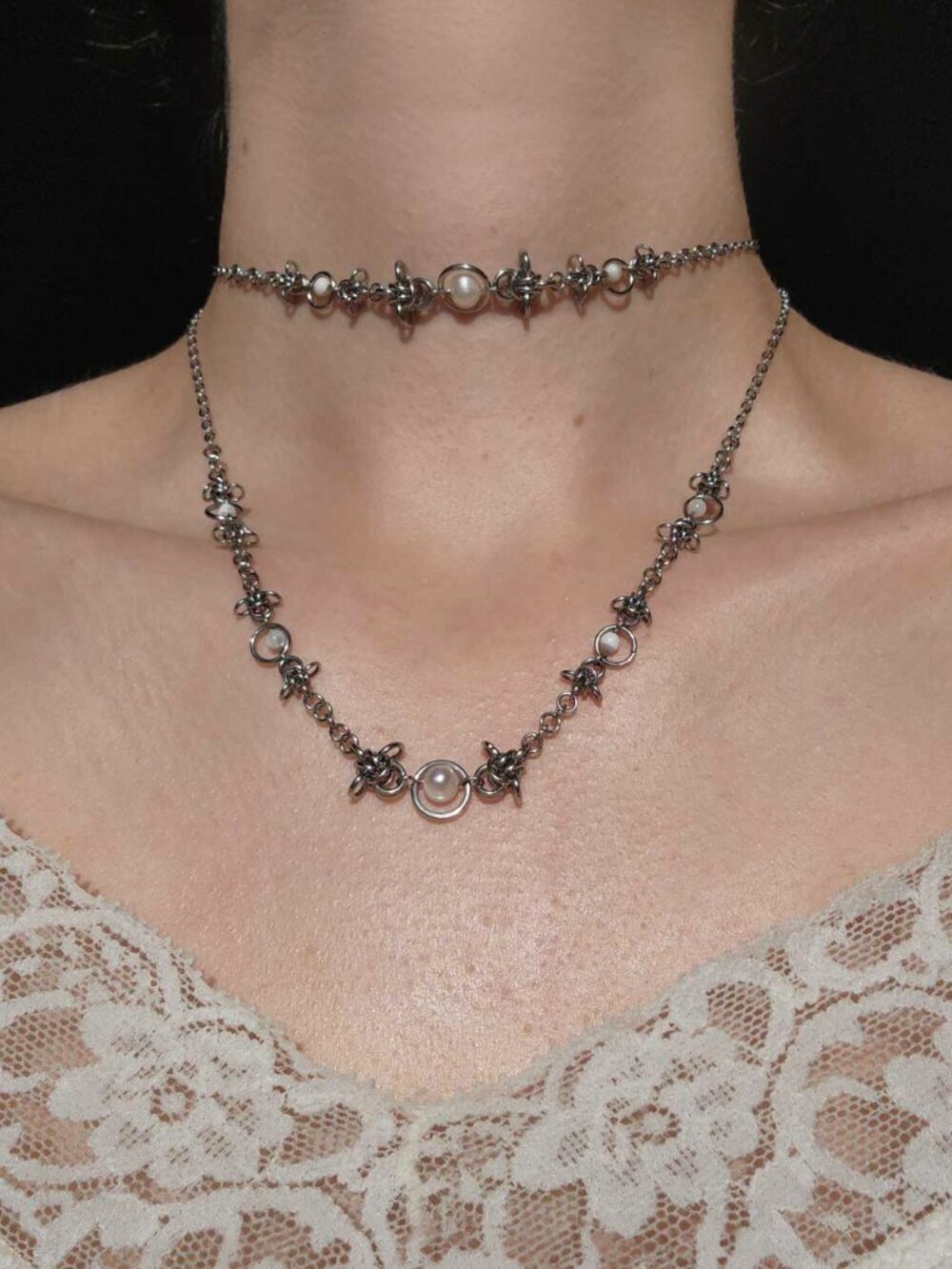 Vintage silver and white pearl choker necklace with a small silver chain - Picture 3 of 14